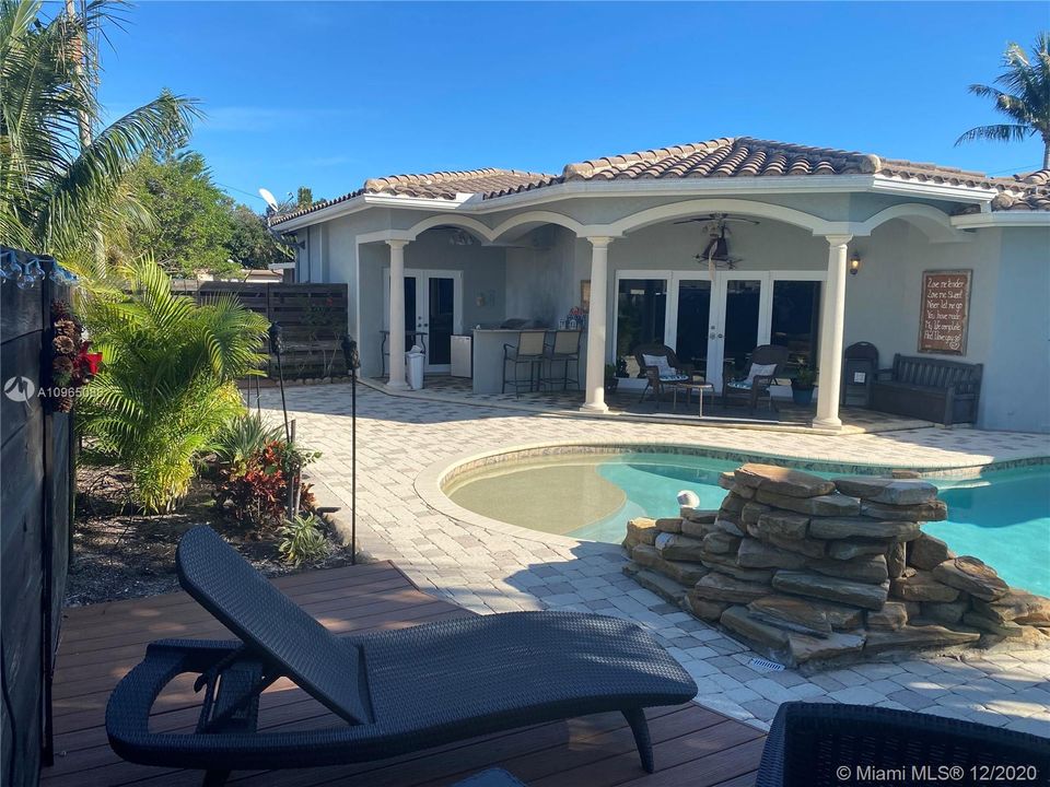 Recently Sold: $650,000 (4 beds, 2 baths, 2402 Square Feet)