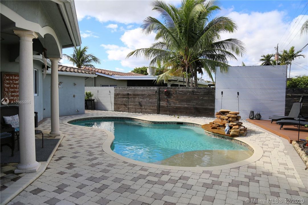 Recently Sold: $650,000 (4 beds, 2 baths, 2402 Square Feet)