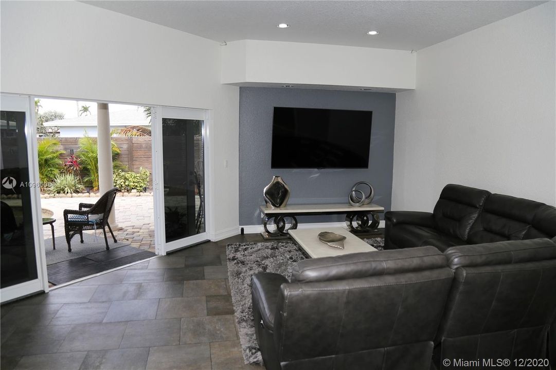 Recently Sold: $650,000 (4 beds, 2 baths, 2402 Square Feet)