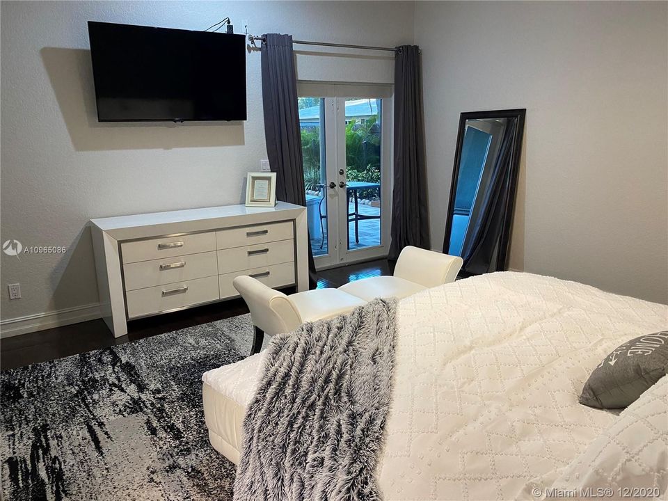 Recently Sold: $650,000 (4 beds, 2 baths, 2402 Square Feet)