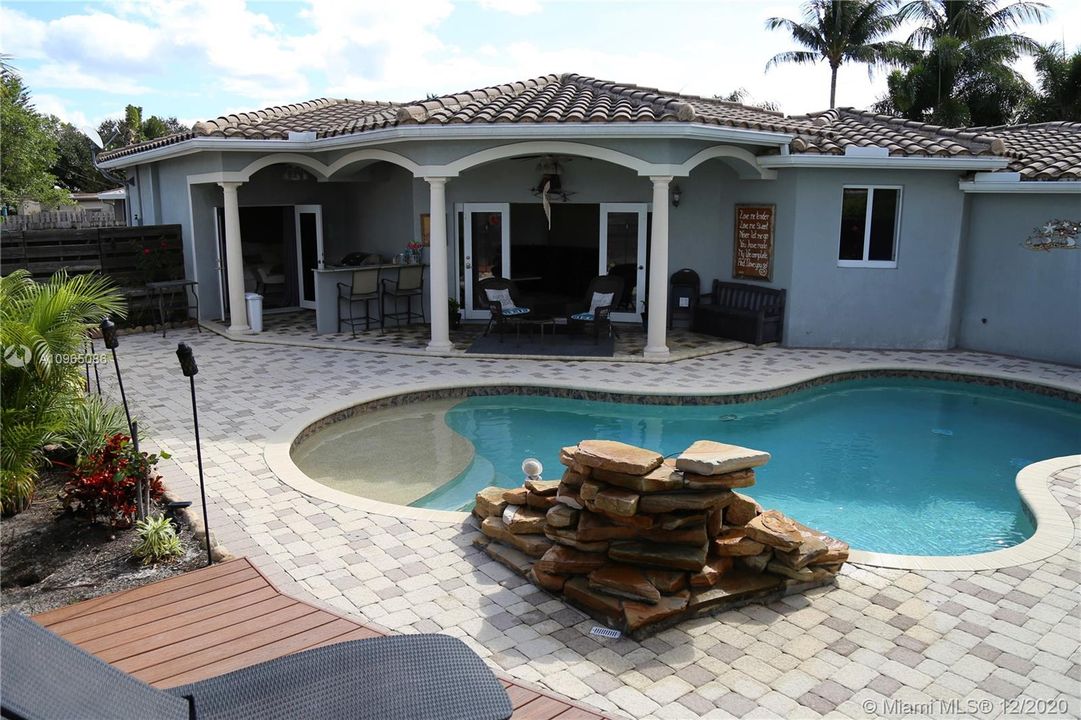 Recently Sold: $650,000 (4 beds, 2 baths, 2402 Square Feet)
