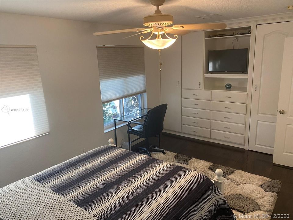 Recently Sold: $650,000 (4 beds, 2 baths, 2402 Square Feet)