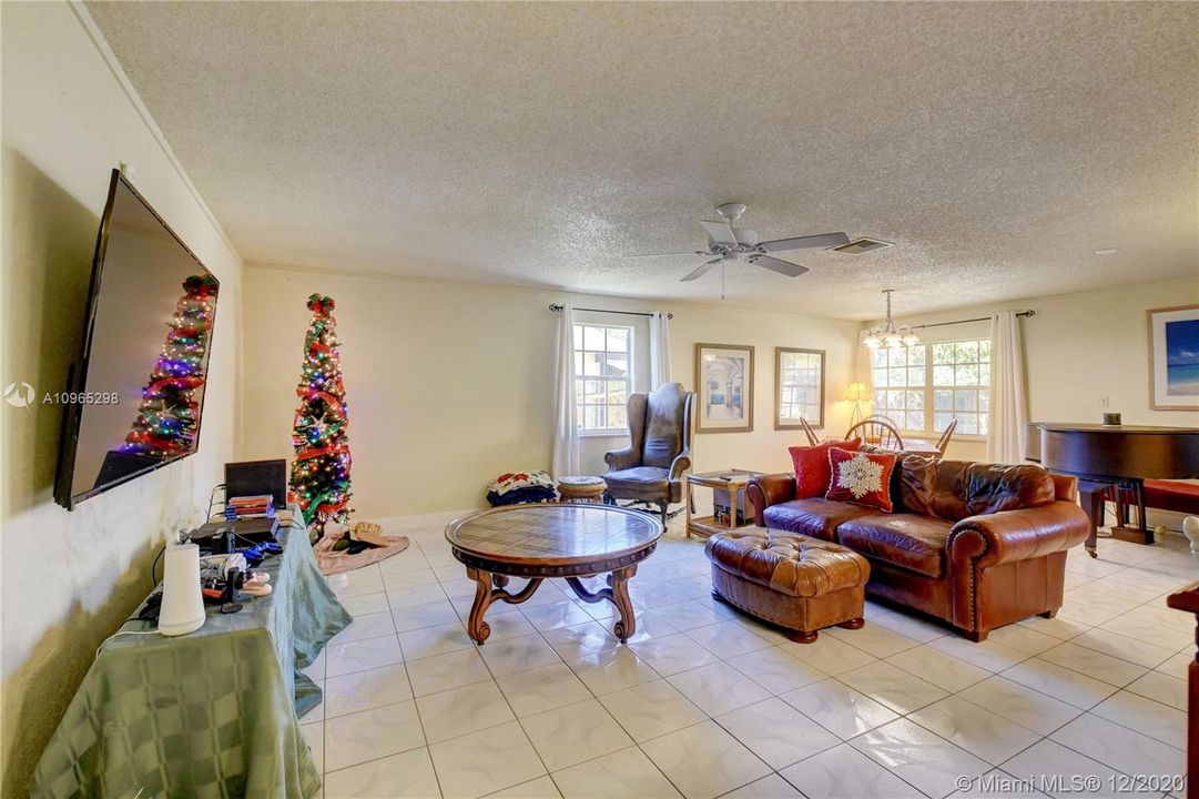 Vendido Recientemente: $319,900 (5 camas, 3 baños, 1999 Pies cuadrados)