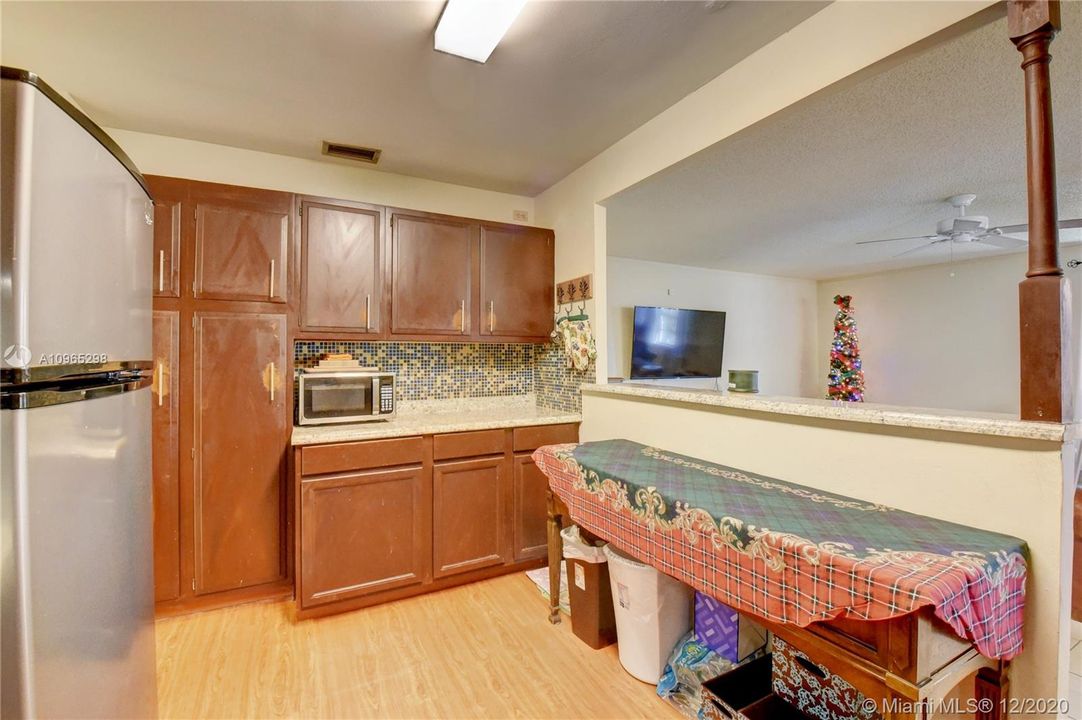 Vendido Recientemente: $319,900 (5 camas, 3 baños, 1999 Pies cuadrados)