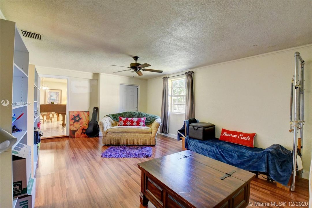 Vendido Recientemente: $319,900 (5 camas, 3 baños, 1999 Pies cuadrados)