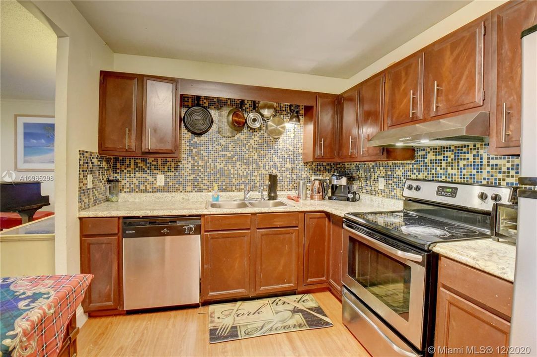 Vendido Recientemente: $319,900 (5 camas, 3 baños, 1999 Pies cuadrados)
