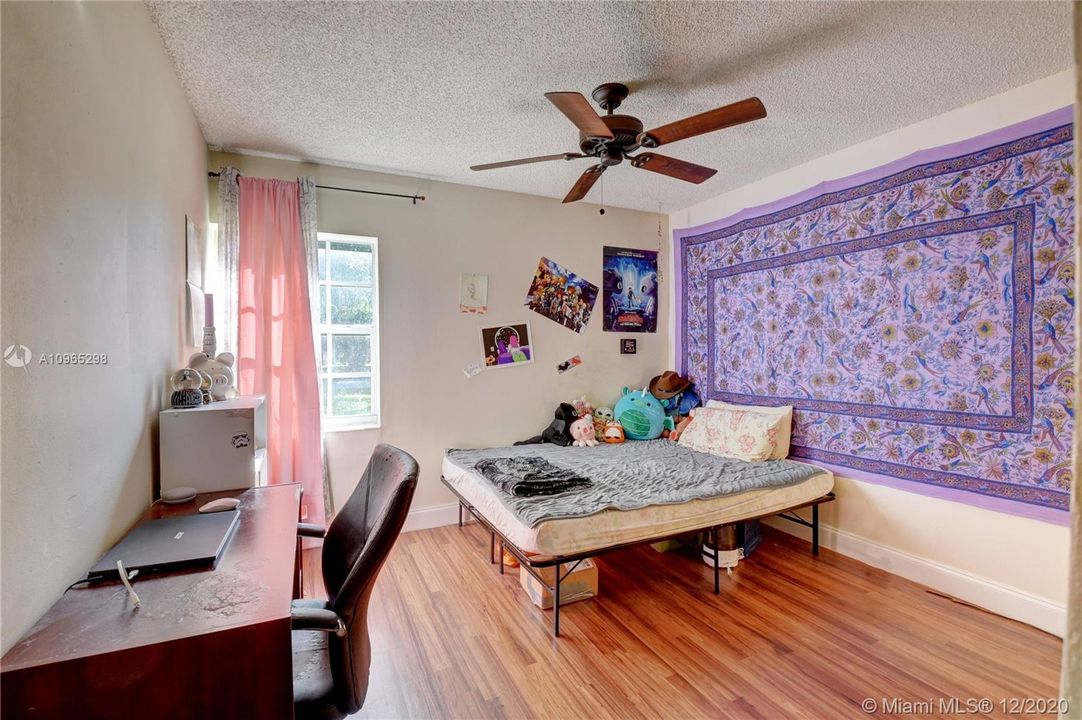 Vendido Recientemente: $319,900 (5 camas, 3 baños, 1999 Pies cuadrados)