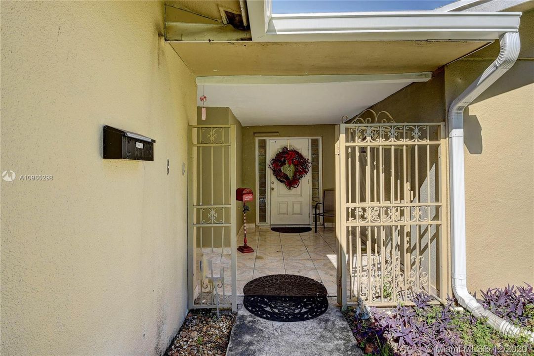 Vendido Recientemente: $319,900 (5 camas, 3 baños, 1999 Pies cuadrados)