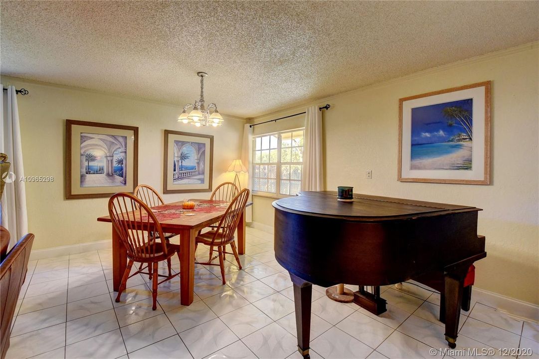 Vendido Recientemente: $319,900 (5 camas, 3 baños, 1999 Pies cuadrados)