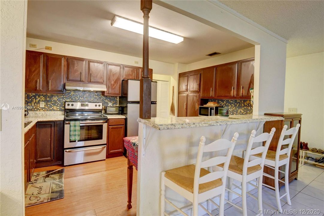 Vendido Recientemente: $319,900 (5 camas, 3 baños, 1999 Pies cuadrados)