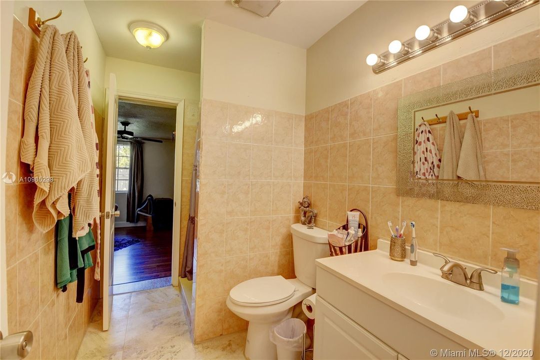 Vendido Recientemente: $319,900 (5 camas, 3 baños, 1999 Pies cuadrados)