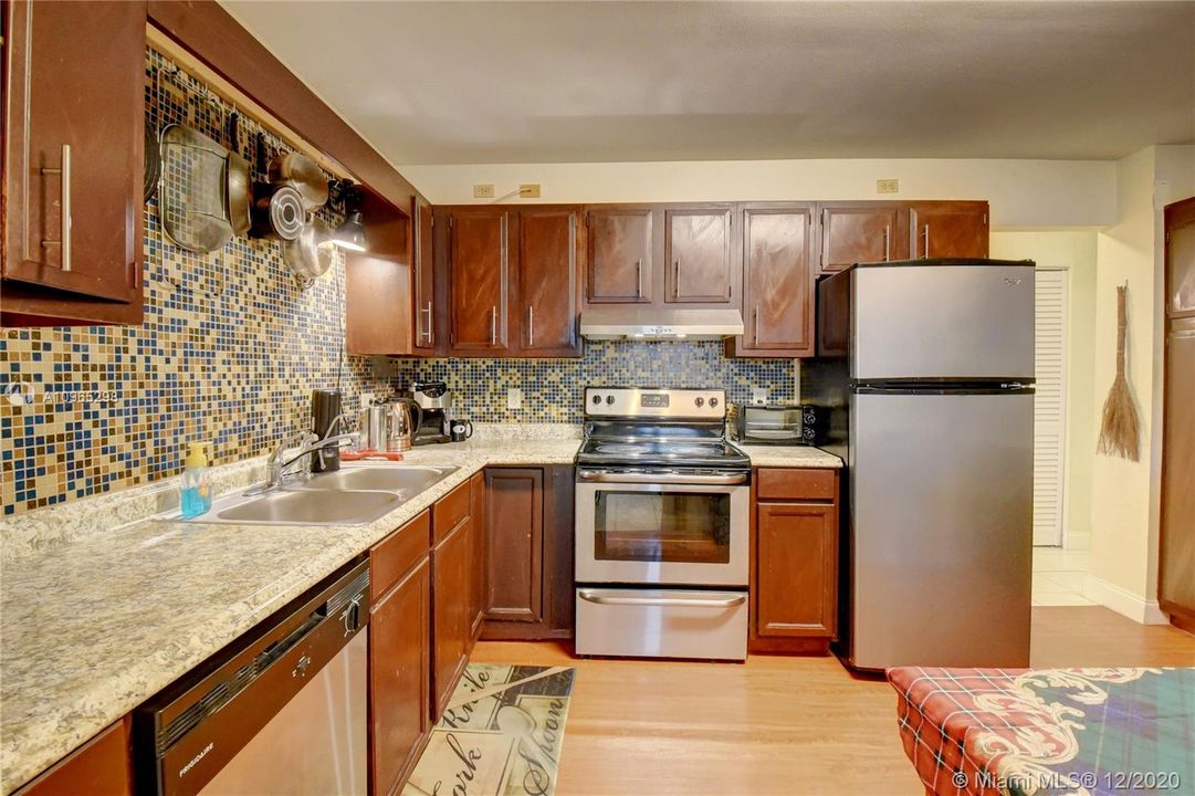 Vendido Recientemente: $319,900 (5 camas, 3 baños, 1999 Pies cuadrados)