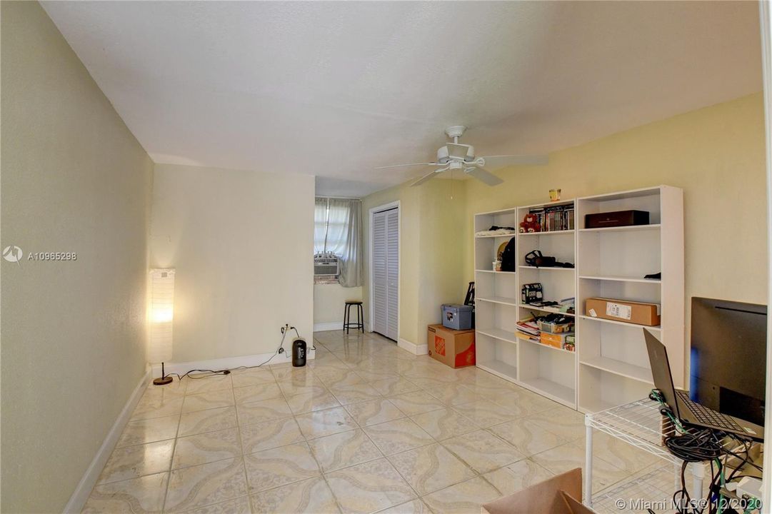 Vendido Recientemente: $319,900 (5 camas, 3 baños, 1999 Pies cuadrados)