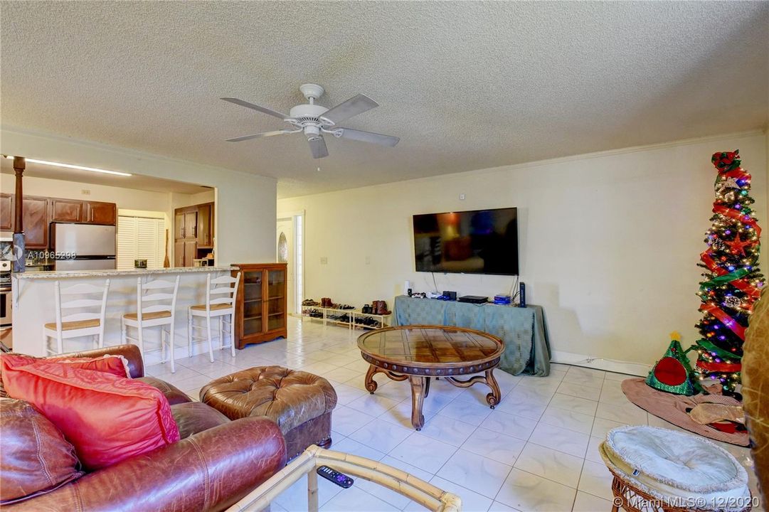 Vendido Recientemente: $319,900 (5 camas, 3 baños, 1999 Pies cuadrados)