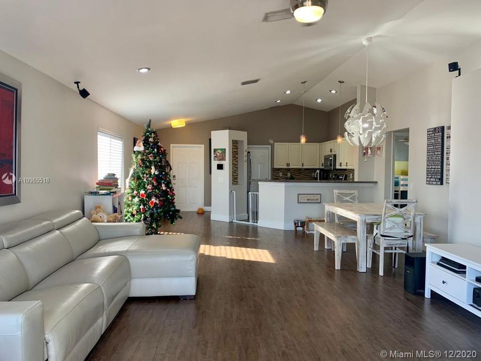 Recently Sold: $420,000 (3 beds, 2 baths, 1353 Square Feet)