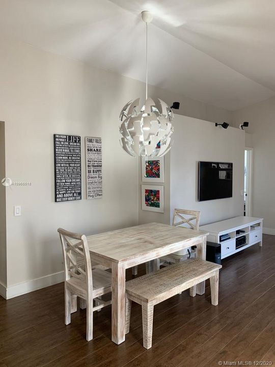 Recently Sold: $420,000 (3 beds, 2 baths, 1353 Square Feet)