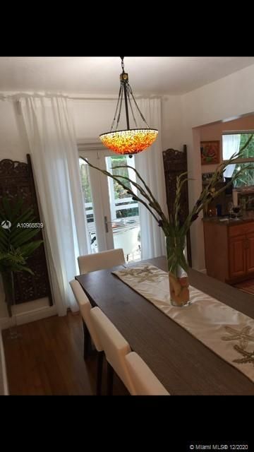 Recently Rented: $2,950 (3 beds, 2 baths, 1200 Square Feet)