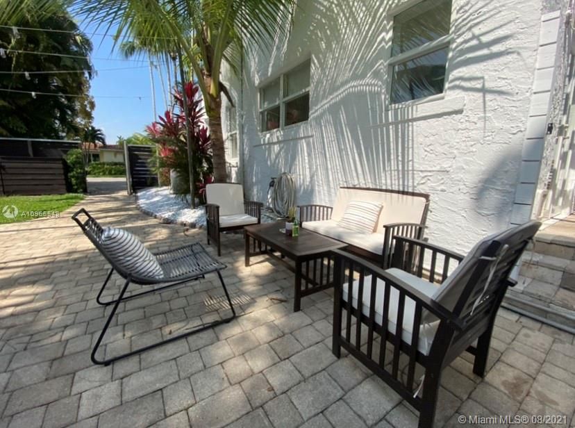 Recently Sold: $1,595,000 (5 beds, 5 baths, 2685 Square Feet)