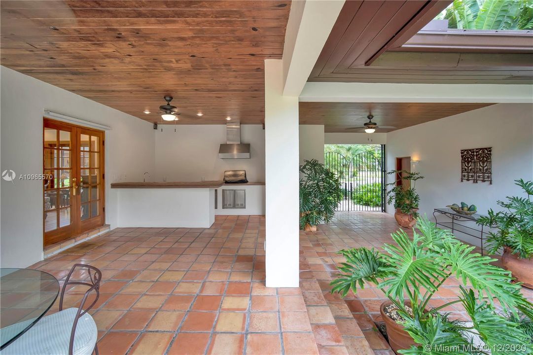 Vendido Recientemente: $1,749,000 (4 camas, 3 baños, 3641 Pies cuadrados)