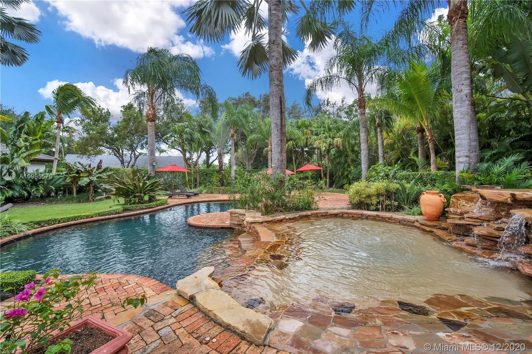 Vendido Recientemente: $1,749,000 (4 camas, 3 baños, 3641 Pies cuadrados)