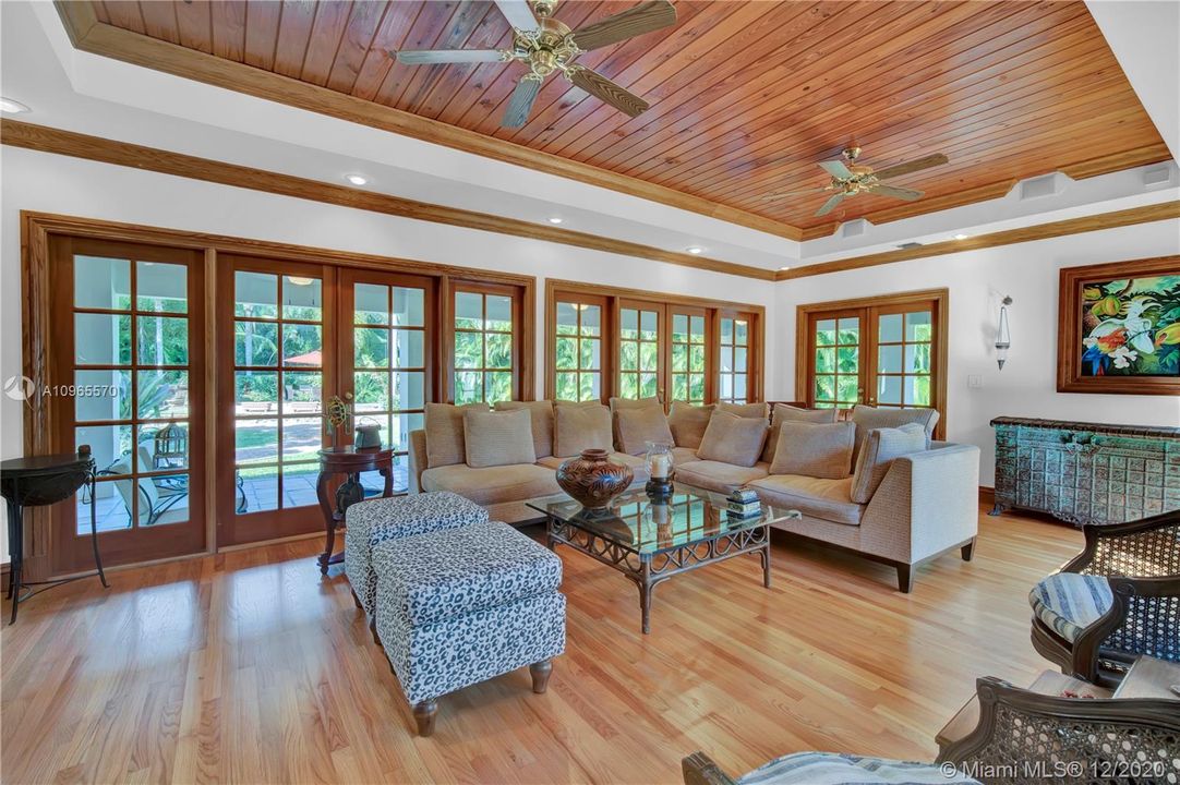 Vendido Recientemente: $1,749,000 (4 camas, 3 baños, 3641 Pies cuadrados)