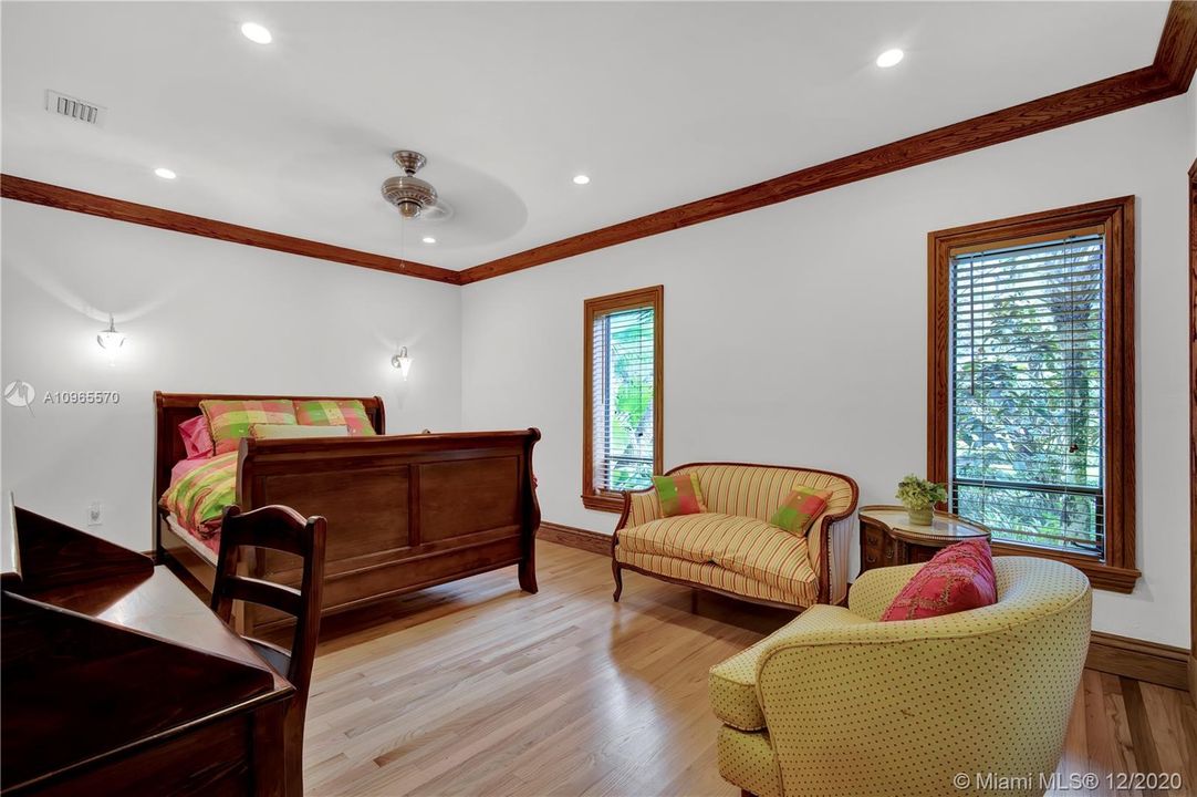 Vendido Recientemente: $1,749,000 (4 camas, 3 baños, 3641 Pies cuadrados)