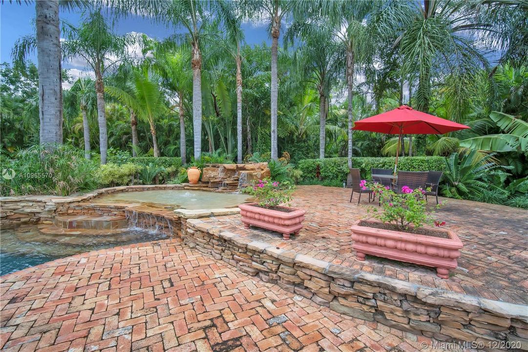 Vendido Recientemente: $1,749,000 (4 camas, 3 baños, 3641 Pies cuadrados)