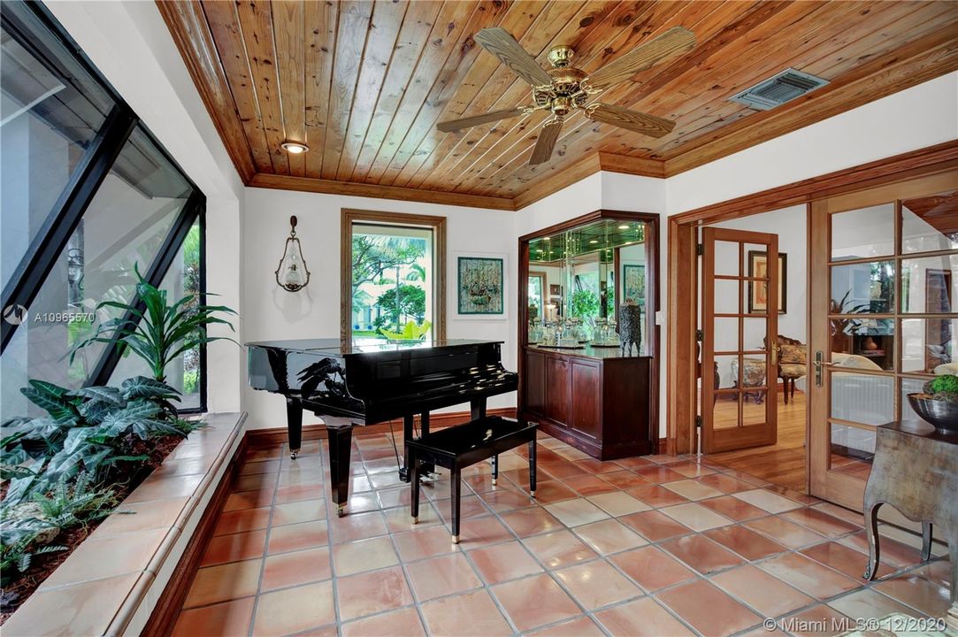 Vendido Recientemente: $1,749,000 (4 camas, 3 baños, 3641 Pies cuadrados)