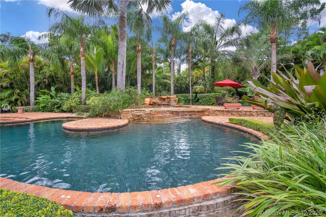 Vendido Recientemente: $1,749,000 (4 camas, 3 baños, 3641 Pies cuadrados)