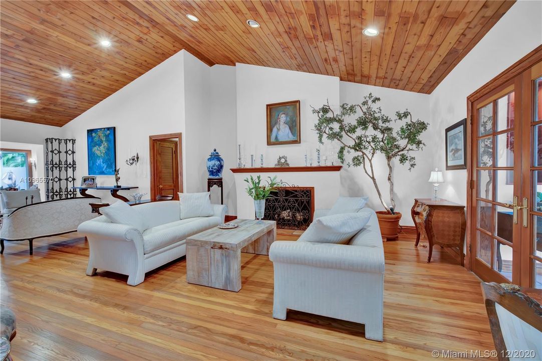 Vendido Recientemente: $1,749,000 (4 camas, 3 baños, 3641 Pies cuadrados)