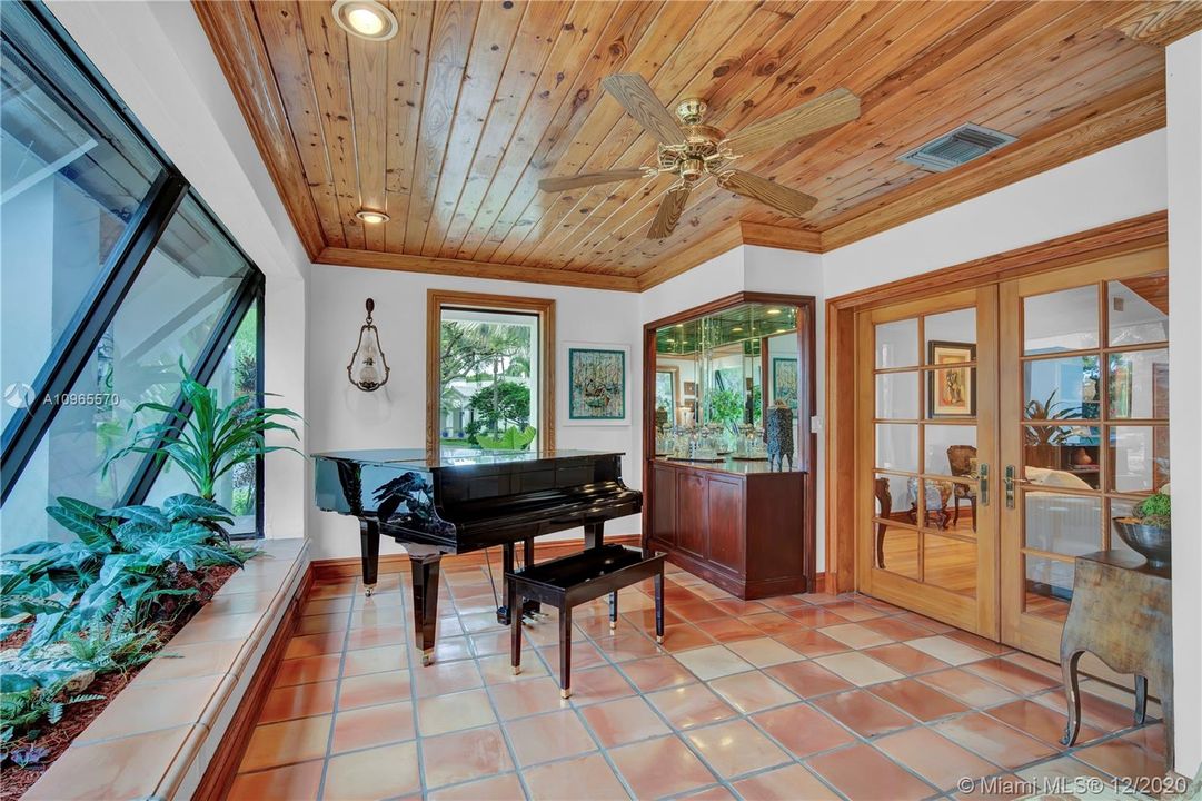 Vendido Recientemente: $1,749,000 (4 camas, 3 baños, 3641 Pies cuadrados)