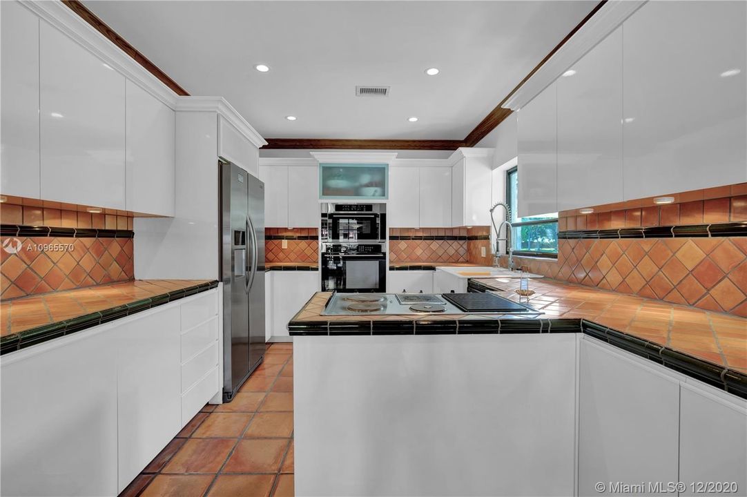Vendido Recientemente: $1,749,000 (4 camas, 3 baños, 3641 Pies cuadrados)