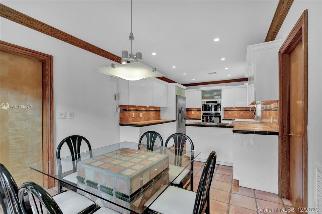 Vendido Recientemente: $1,749,000 (4 camas, 3 baños, 3641 Pies cuadrados)