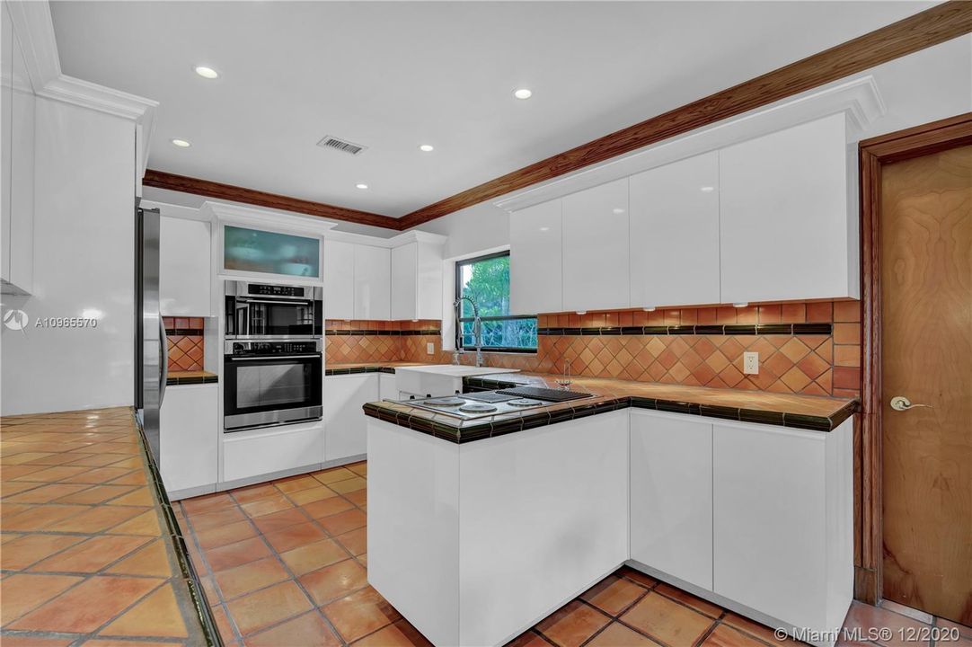 Vendido Recientemente: $1,749,000 (4 camas, 3 baños, 3641 Pies cuadrados)