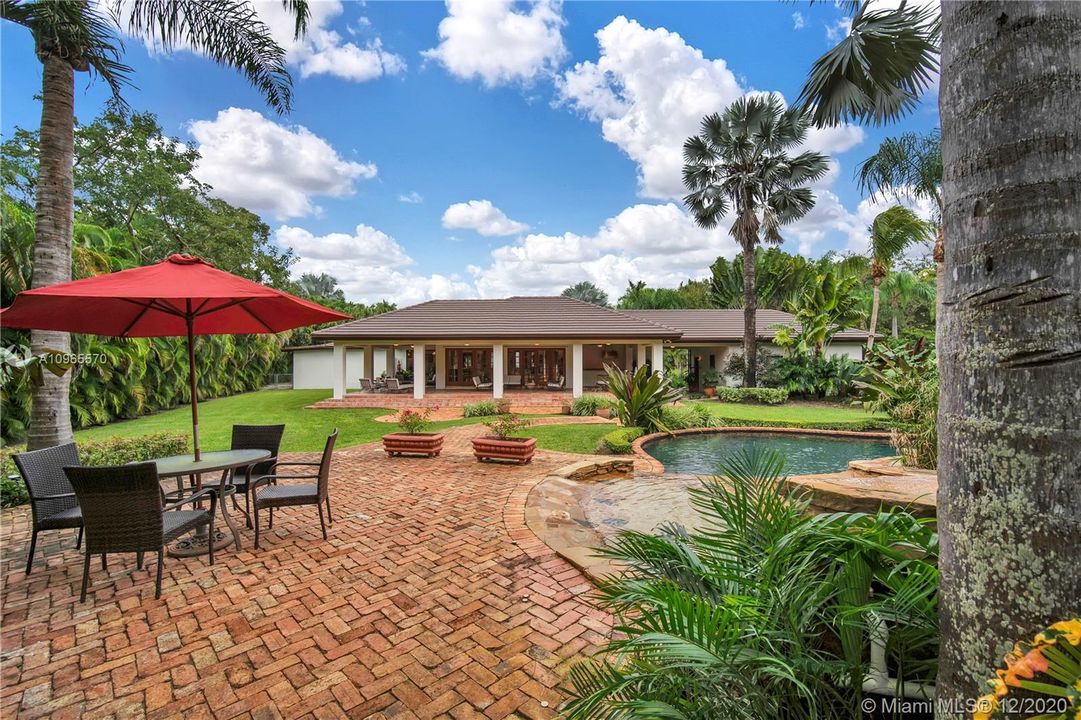 Vendido Recientemente: $1,749,000 (4 camas, 3 baños, 3641 Pies cuadrados)