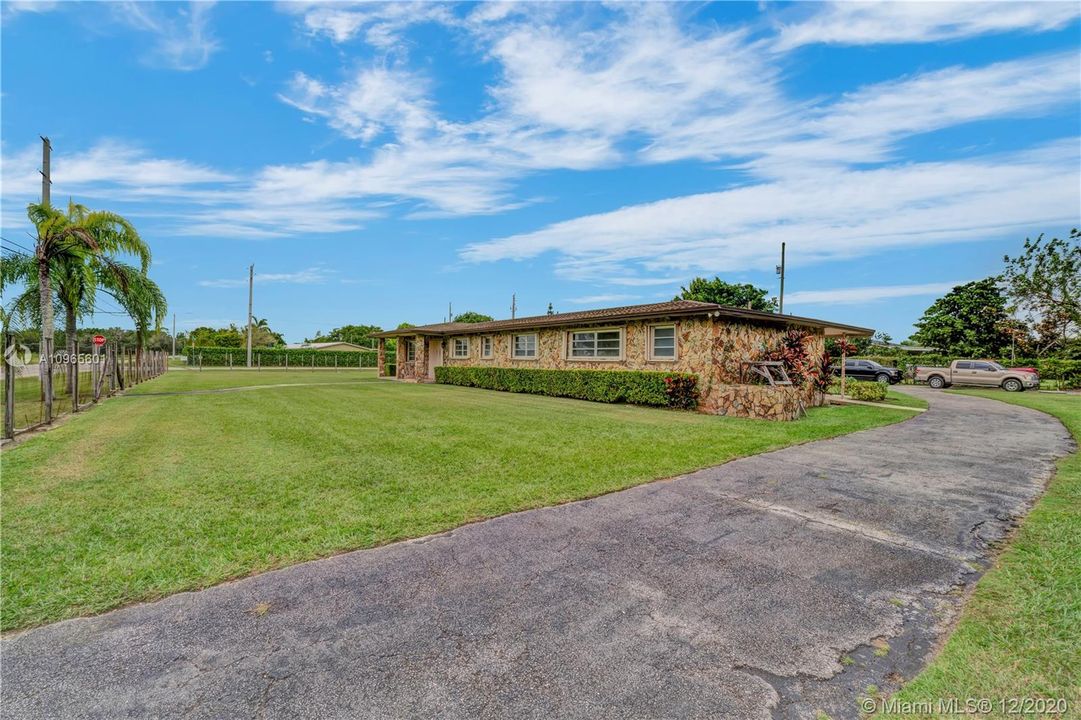 Vendido Recientemente: $469,000 (3 camas, 3 baños, 2607 Pies cuadrados)