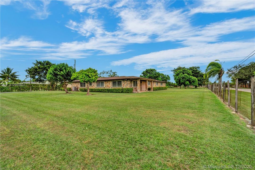 Vendido Recientemente: $469,000 (3 camas, 3 baños, 2607 Pies cuadrados)