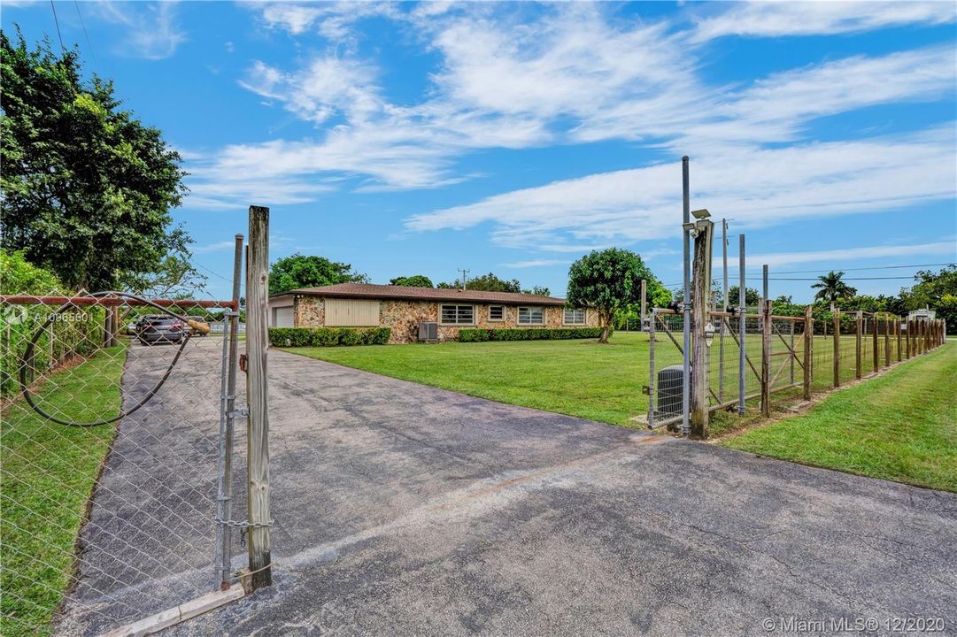 Vendido Recientemente: $469,000 (3 camas, 3 baños, 2607 Pies cuadrados)