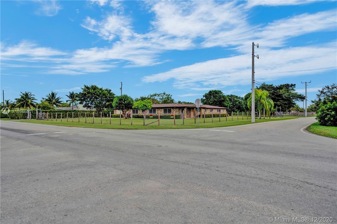 Vendido Recientemente: $469,000 (3 camas, 3 baños, 2607 Pies cuadrados)