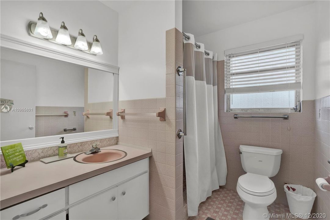 Vendido Recientemente: $469,000 (3 camas, 3 baños, 2607 Pies cuadrados)