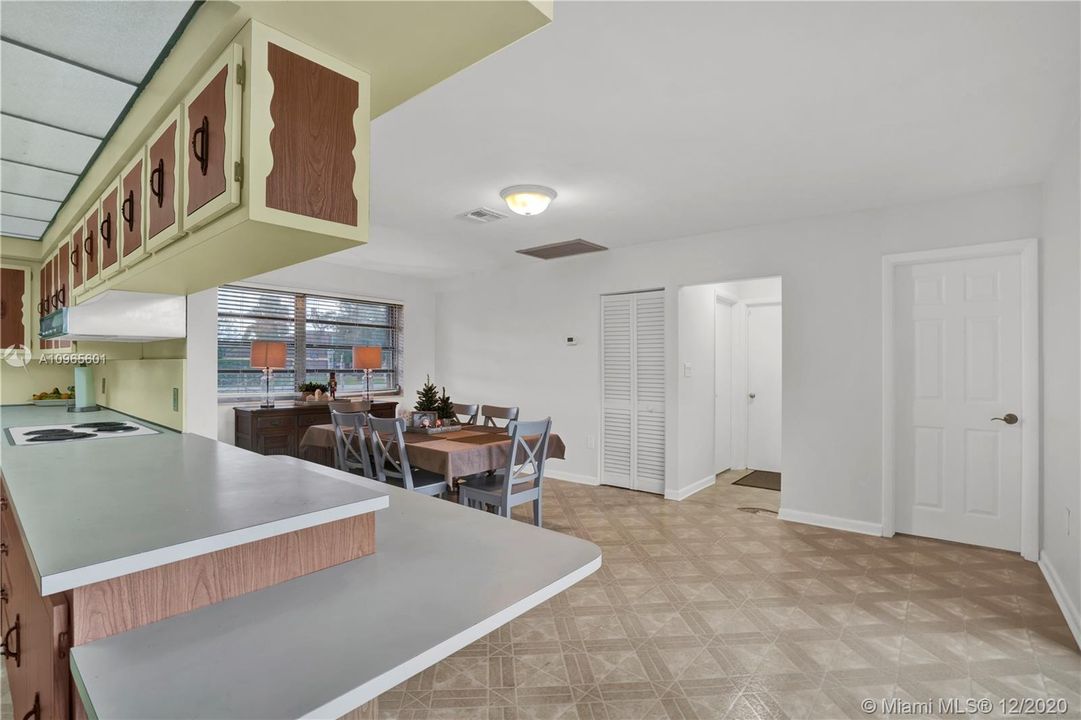 Vendido Recientemente: $469,000 (3 camas, 3 baños, 2607 Pies cuadrados)