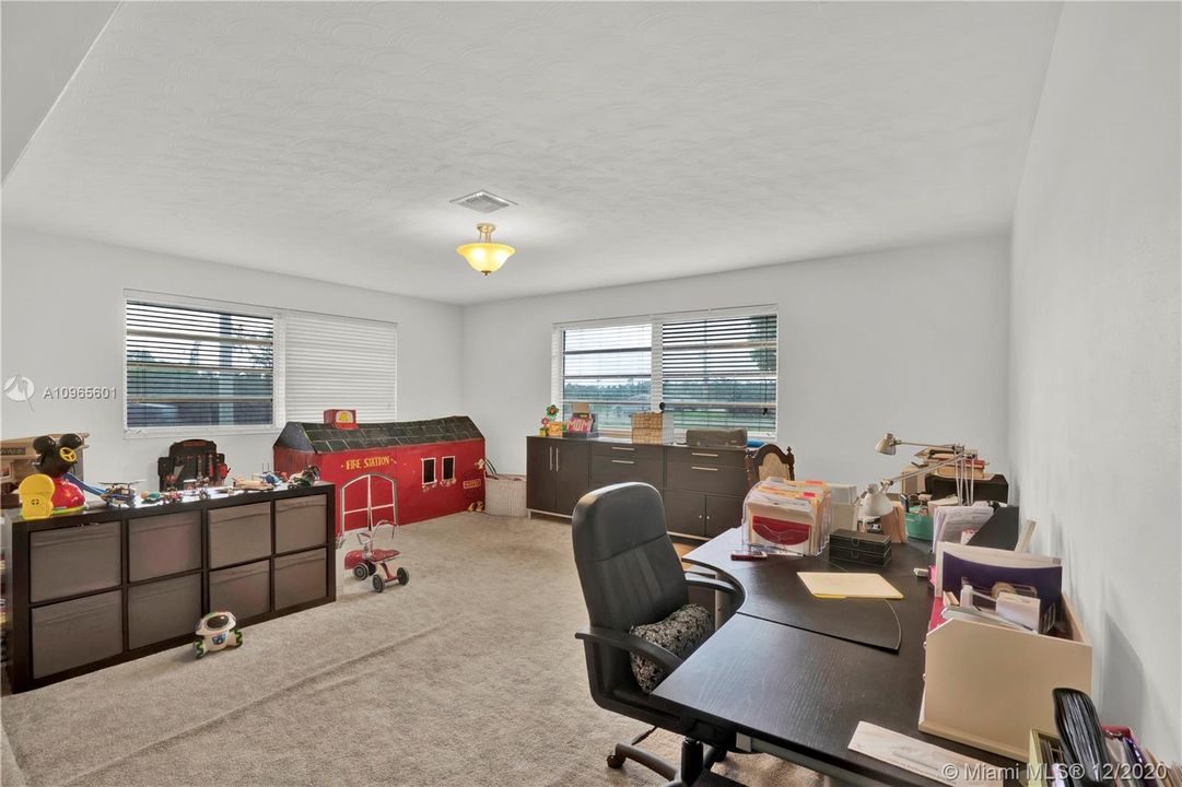 Vendido Recientemente: $469,000 (3 camas, 3 baños, 2607 Pies cuadrados)