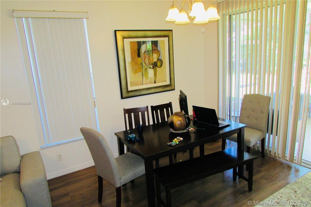 Vendido Recientemente: $279,900 (3 camas, 2 baños, 1579 Pies cuadrados)