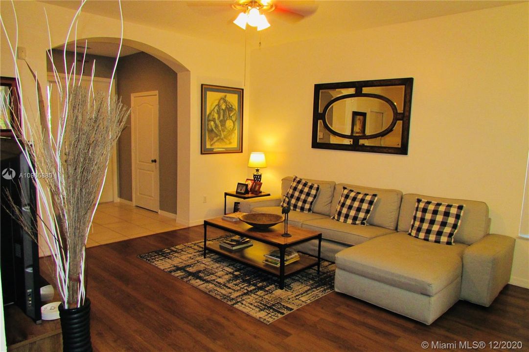 Vendido Recientemente: $279,900 (3 camas, 2 baños, 1579 Pies cuadrados)