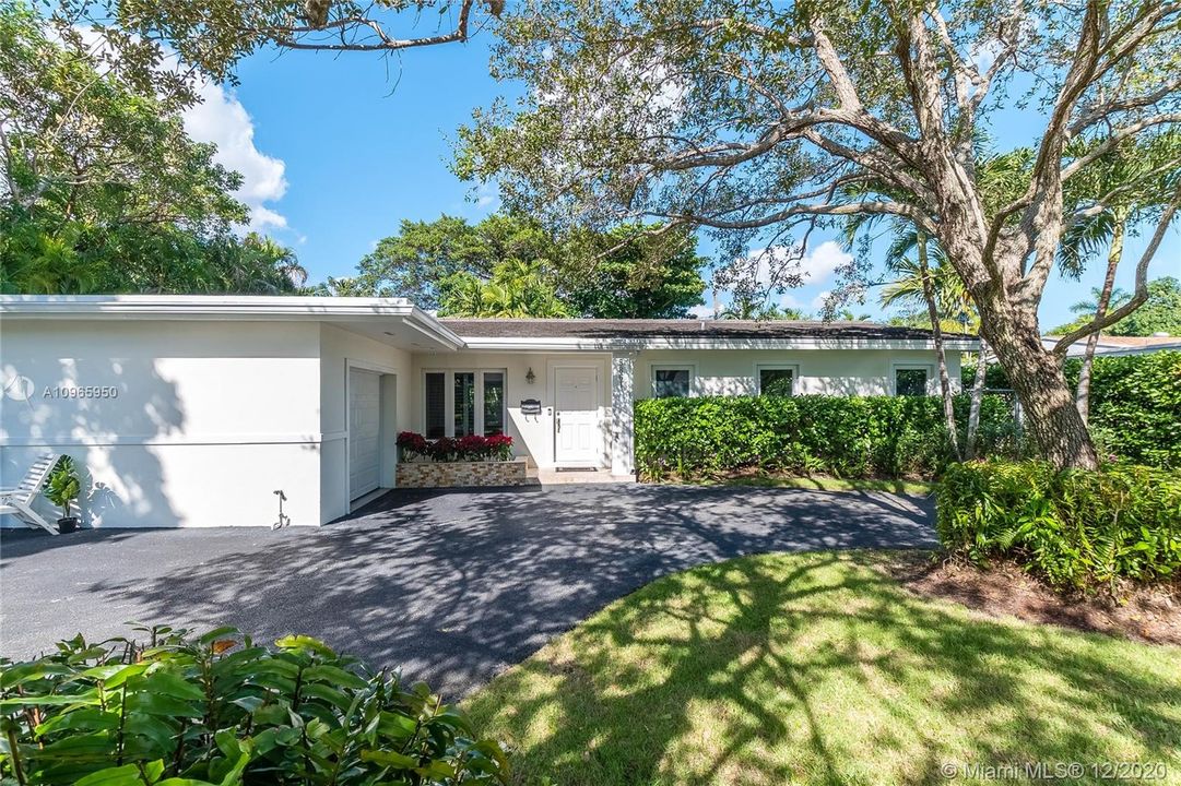 Recently Sold: $915,000 (4 beds, 2 baths, 1868 Square Feet)