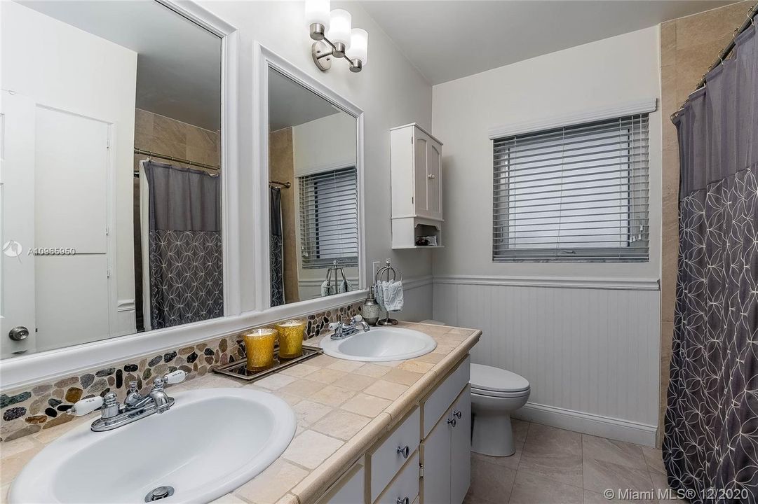 Recently Sold: $915,000 (4 beds, 2 baths, 1868 Square Feet)