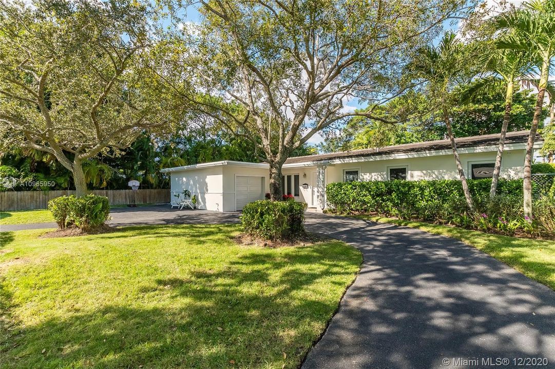 Recently Sold: $915,000 (4 beds, 2 baths, 1868 Square Feet)