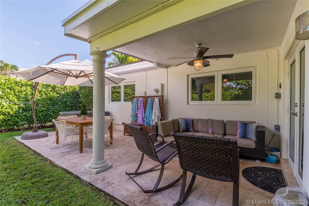 Recently Sold: $915,000 (4 beds, 2 baths, 1868 Square Feet)