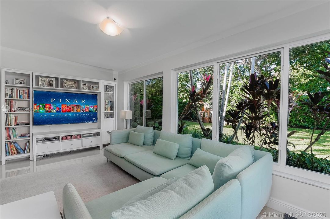 Recently Sold: $915,000 (4 beds, 2 baths, 1868 Square Feet)