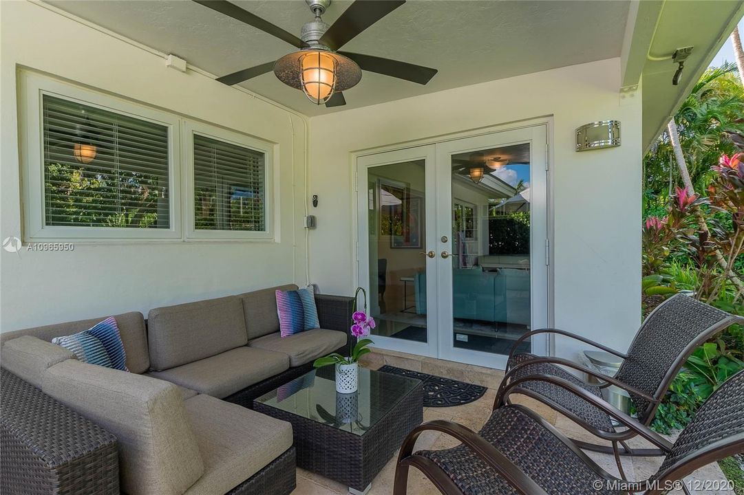 Recently Sold: $915,000 (4 beds, 2 baths, 1868 Square Feet)